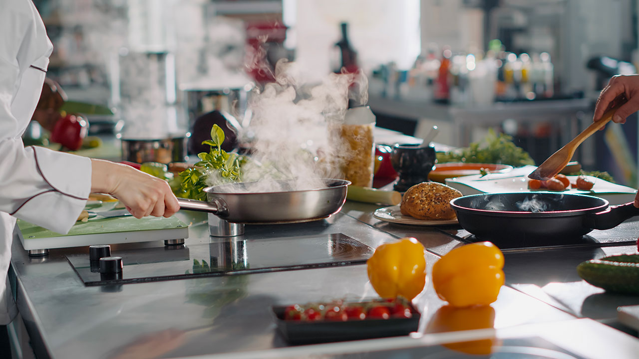 Alho descascado para cozinhar